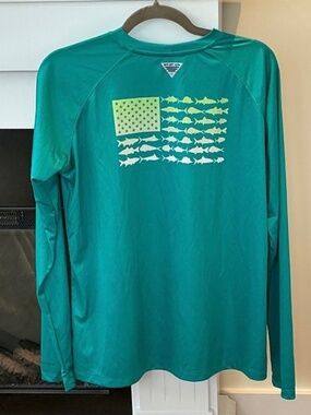 NWOT Columbia PFG Women’s Rash Guard Sun Shirt Fish on Back Side